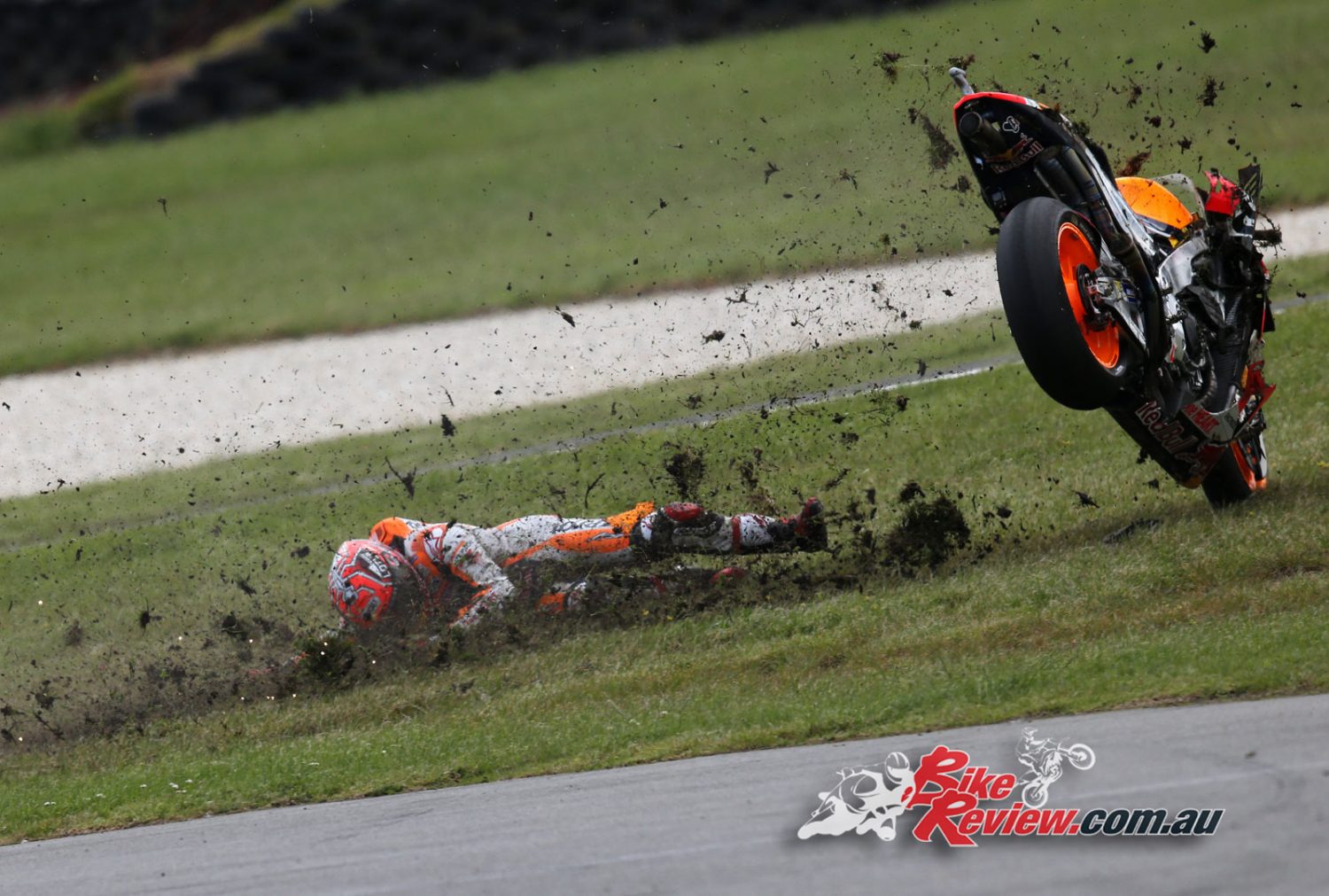 Marc Marquez crashes from lead, Phillip Island MotoGP 2016