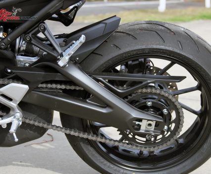 2016 Yamaha XSR900, Asymmetric swingarm