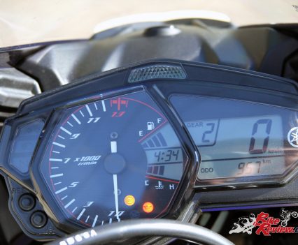 2016 Yamaha YZF-R3 - Analogue tachometer, digital multi-function display with gear indicator