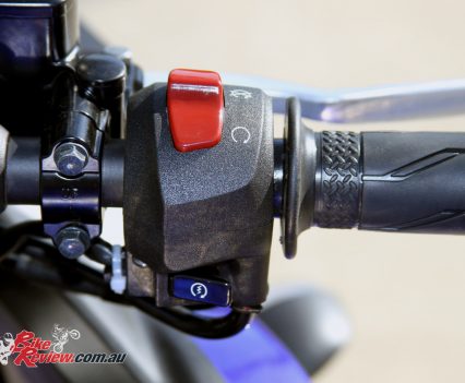 2016 Yamaha YZF-R3 - right switchblock