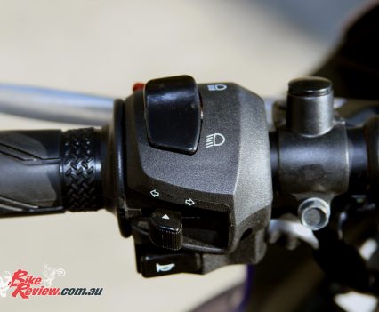 2016 Yamaha YZF-R3 - left switchblock