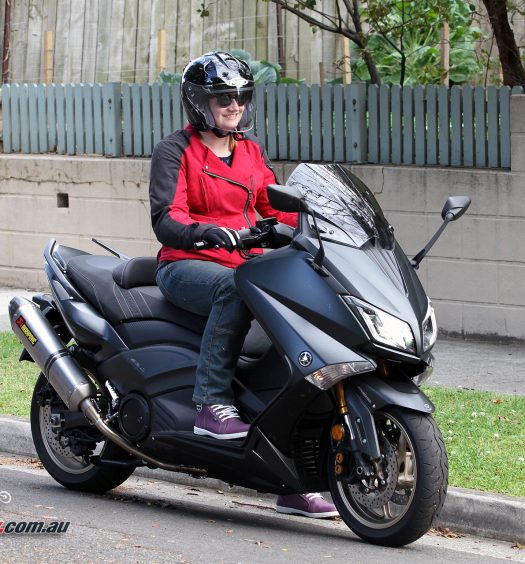 DriRider Cruise women's jacket, Classic jeans, Urban gloves, HJC FG-Jet helmet