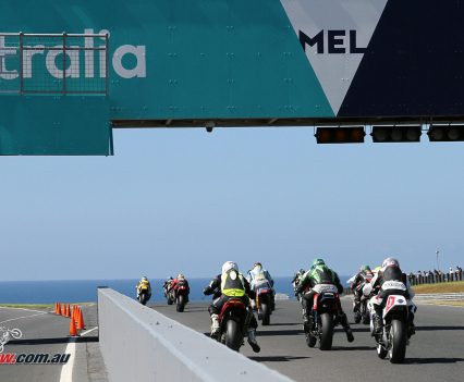 Race 3 of the International Challenge starts.