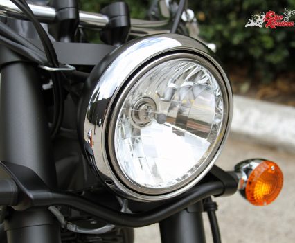 2017 Kawasaki Vulcan 900 Classic - Traditional styling with a single headlight and bar mounted indicators