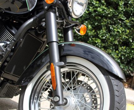 2017 Kawasaki Vulcan 900 Classic - 41mm forks, single 300mm rotor and two-piston caliper