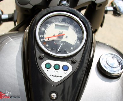 2017 Kawasaki Vulcan 900 Classic - tank mounted dash, with analogue speedo and basic idiot lights