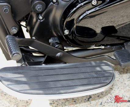 2017 Kawasaki Vulcan 900 Classic - floorboards and forward controls