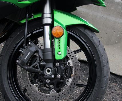 2017 Kawasaki Ninja 1000 - Adjustable 41mm forks, four-piston radial monobloc calipers and KIBS