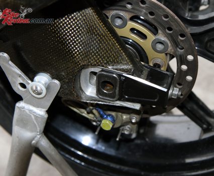 Carbon-fibre swingarm with a aluminium draw plate.