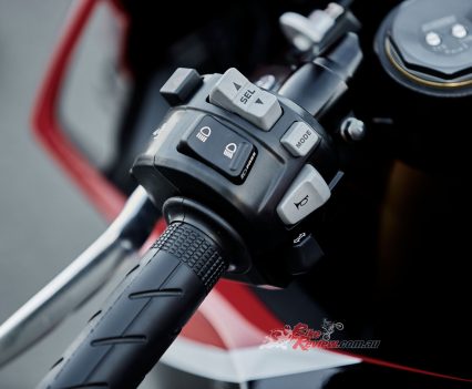 BikeReview 2017 Honda CBR1000RR Fireblade20160913_1740