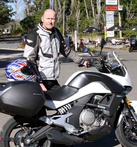 Pommie with the Kabuto RT-33 helmet Macna Vosges jacket