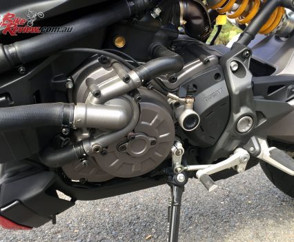 The Testastretta 11º twin produces 150hp and is Euro4 compliant but there is noticeable heat off the powerplant