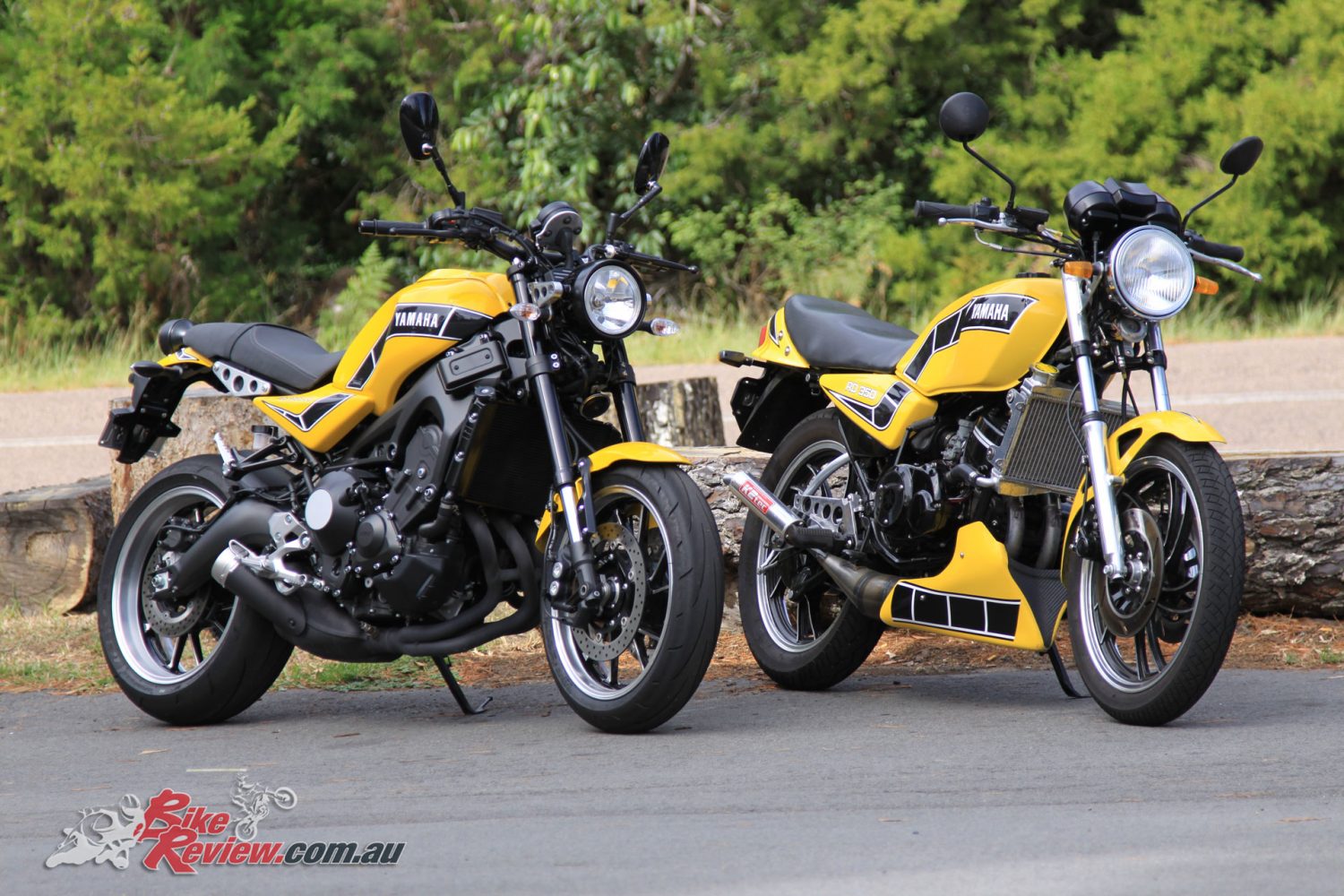 The 2018 Yamaha XSR900 'Kenny Roberts RD900LC' alongside Pommie's restored 1981 RD350LC