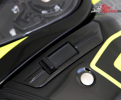 Internal visor toggle, located just under the visor lock-in points