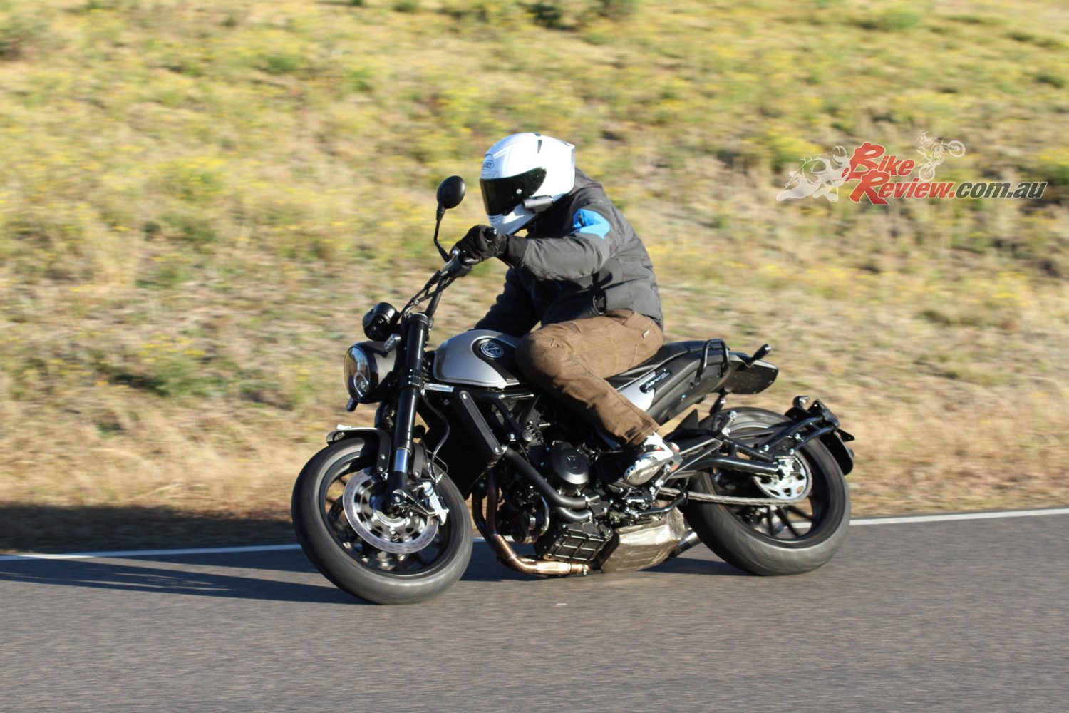 Ground clearance is limited on the Leoncino, the exhaust collector box scrapes, lifting the wheels, so we will be jacking up the rear a little and also looking for an aftermarket system. It'll sound awesome too!