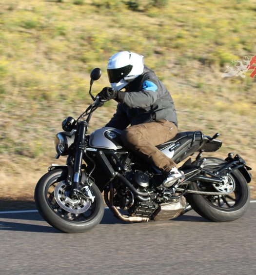 Ground clearance is limited on the Leoncino, the exhaust collector box scrapes, lifting the wheels, so we will be jacking up the rear a little and also looking for an aftermarket system. It'll sound awesome too!