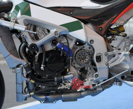 BikeReview_AlitaliaRSV4Aprilia_Biaggi_Ware (17)