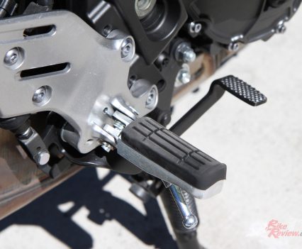 Rubber mounted footpegs.