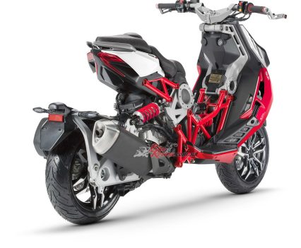 Dragster 200 in Red.