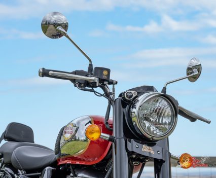 Simple high handlebar and lever setup.