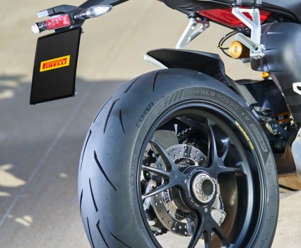 The central band has a Full Silica compound that occupies around 45% of the section width and is present in the contact area used up to 25 degrees of lean angle.