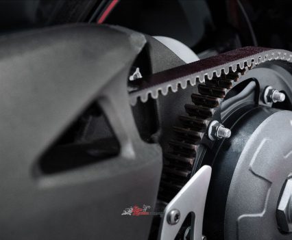 An awesome sound thanks to its unique helical gear pair primary transmission, running to the rear via a belt drive. 