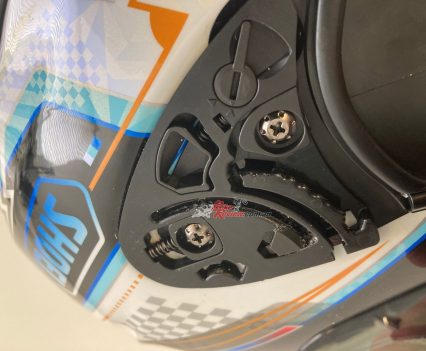 The ratchet system is great, the small lever is for fine-tuning the visor fit/gap.