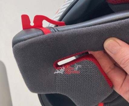 Standard 35mm cheek pads.