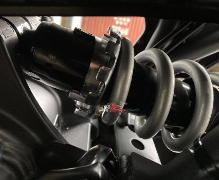 The shock on the HO had the preload in the middle, which still supported my fat gut while giving a compliant ride over the bumps.