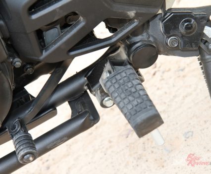 Rubber mounted footpegs.