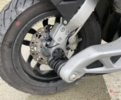 Centre-hub front set-up with inboard disc brakes. The ABS works well and the brakes are great.