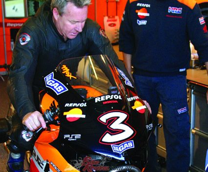 Comparing the RC211V to his RVF endurance machine...