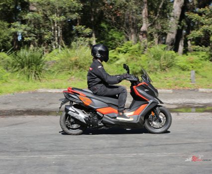 Two foot position options while riding.