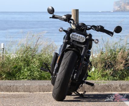 LED headlight, 43mm SHOWA forks, massive 160/70 – 17in front tyre!