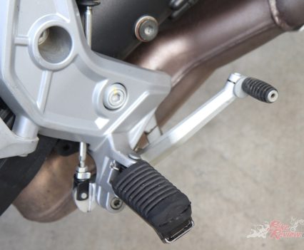 Rubber mounted pegs. Rear ABS switchable.