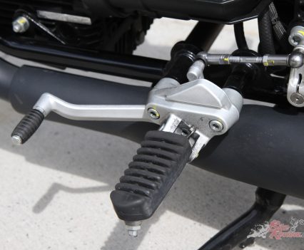 Rubber footpegs.