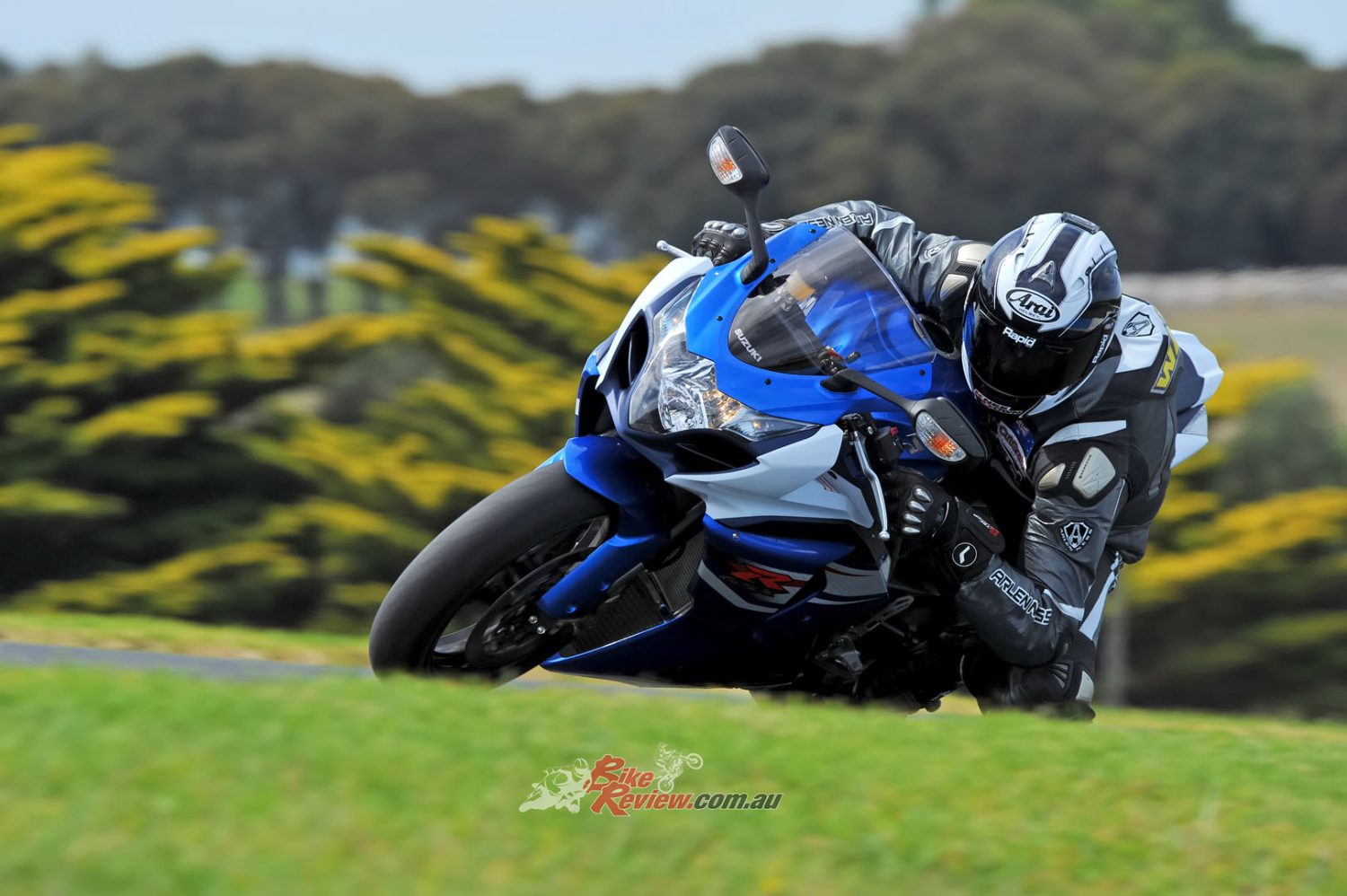 The fairings overall styling was retained, with overlapping upper and lower sections and large outlets either side of the engine.