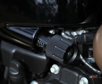 Toolless hydraulic preload adjustment.