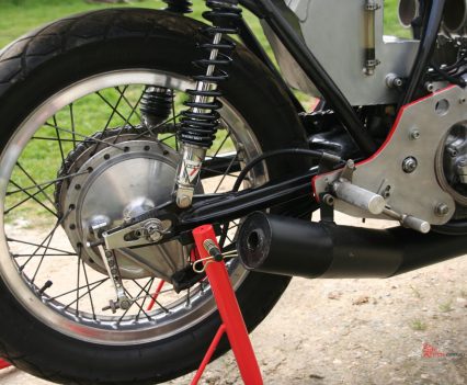 Single leading-shoe 180mm Honda drum brake