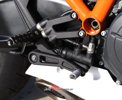 Knurled grip footpegs.