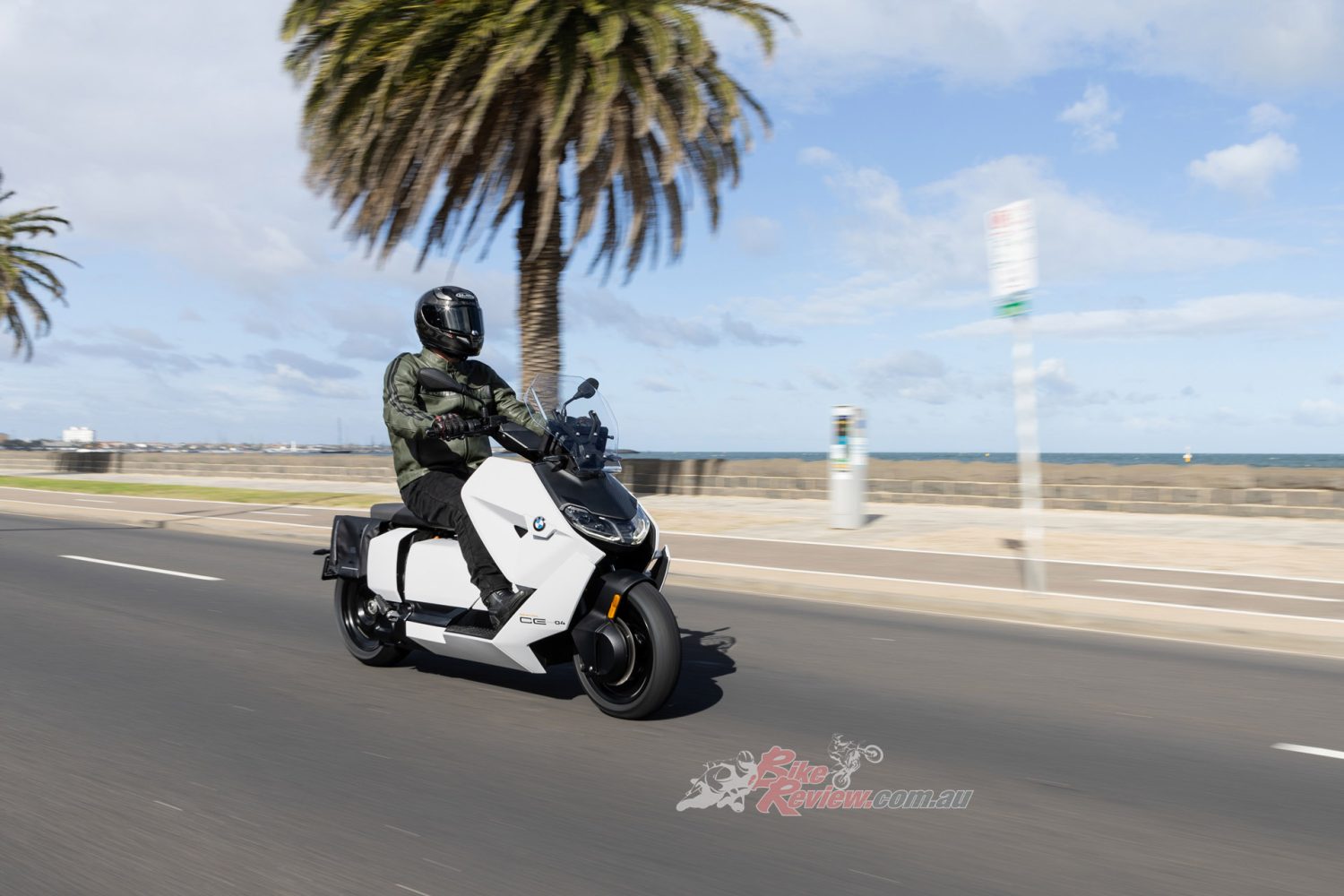 Cruising through St Kilda, first impressions are good! As do many electric bikes, range is a big limitation.