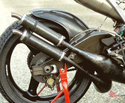 Relatively short swingarm.