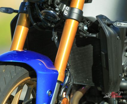 USD 41mm telescopic KYB fork, fully adjustable.