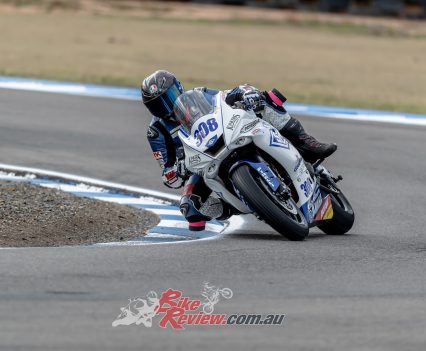 After eight minutes in the pits, Lytras took to the track, and after a couple of cool as-you-like warm-up 1:16s, he took control of the session. 1:15.981 became the time to beat...