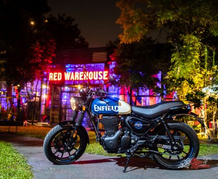 The fronts are a 110/70 tubeless, while the rears are a 140/70. Both are mounted on 17” alloy wheels.