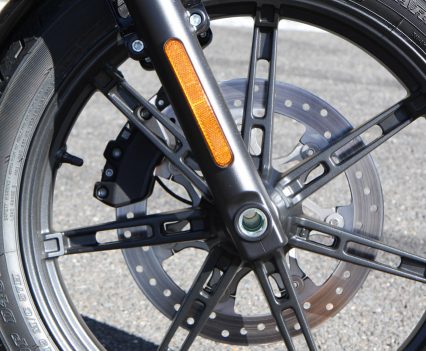 41mm SHOWA Dual Bending Valve conventional forks. Aluminium fork triple clamps.