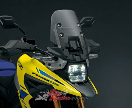The V-STROM 1050DE gets its own smaller smoke-tinted windscreen.