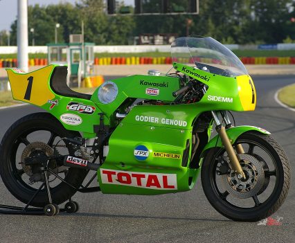 This new bike, the first 100% Godier & Genoud Kawasaki, was designed by Godier’s mate and former riding partner Pierre Doncque.