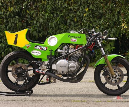 The new bike now measured the full 1000cc permitted by the rules, powered by an overbored 998cc version of the 900cc Z-1 Kawasaki motor, obtained via a Yoshimura kit with 69.8 mm-bore pistons.