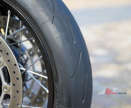 Metzeler Racetec RR 120/70 ZR17.